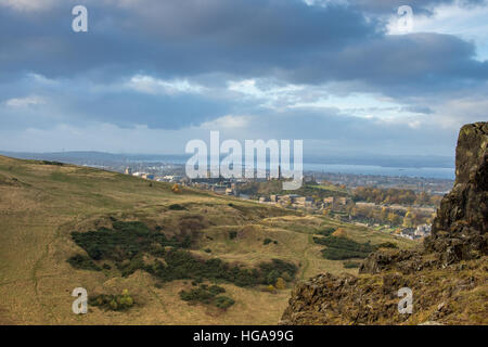 Vista di Calton Hill da Arthur Seat. Un vulcano estinto che si affaccia Edimburgo Foto Stock