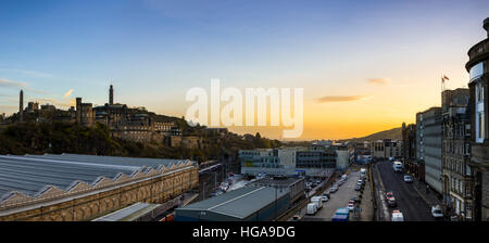 Paesaggio urbano di Edimburgo e lo skyline come si vede dal North Bridge durante il sunrise. Vista panoramica Foto Stock