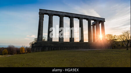 Monumento Nazionale di Scozia sulla sommità di Edimburgo di Calton Hill a sunrise Foto Stock