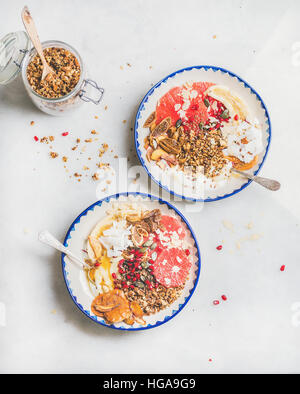 Sana colazione yogurt ciotole con muesli, freschi e frutta secca Foto Stock