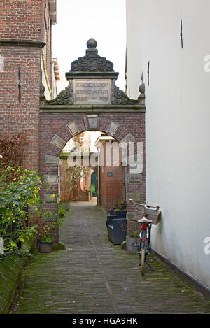 Bicicletta parcheggiata in strada stretta a Deventer, una tipica scena olandese Foto Stock
