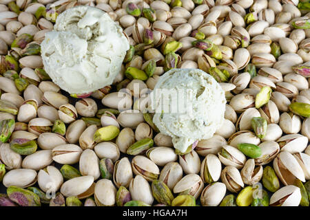 Due mestoli di Pistacchio Gelato sul pistacchi Foto Stock