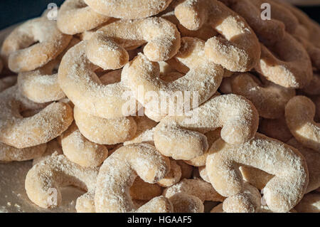 Ceca tradizionale Natale cotto in casa panini alla vaniglia biscotti dolci tabella completa di piastra di sfondo di dettaglio Foto Stock