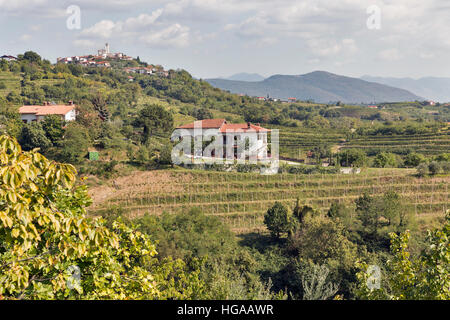 Rurale pittoresco paesaggio mediterraneo con village, vigneti e montagne Foto Stock