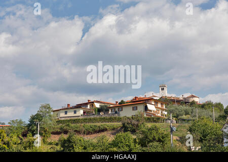 Smartno borgo medioevale in Goriska Brda regione, Slovenia. Foto Stock