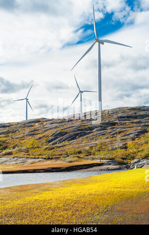 Le turbine eoliche in un vento alimentato la produzione di energia rinnovabile impianto nel paesaggio arido del nord della Norvegia Foto Stock