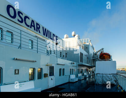 Il ponte della Irish Ferries car FERRY M/V Oscar Wilde con un cielo blu e copia di spazio. Foto Stock