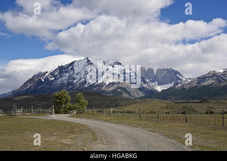 Rancho Laguna Amarga e Paine massiccio, Torres del Paine, Patagonia, Cile Foto Stock