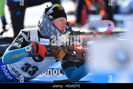 Oberhof, Germania. 05 gen 2017. Biatleta francese Marie Dorin Habert in azione alla Coppa del Mondo di Biathlon in DKB Ski Arena di Oberhof in Germania, 05 gennaio 2017. La Coppa del Mondo ha luogo tra il 05 gennaio 2017 e 08 gennaio 2017. Foto: Martin Schutt/dpa-Zentralbild/dpa/Alamy Live News Foto Stock