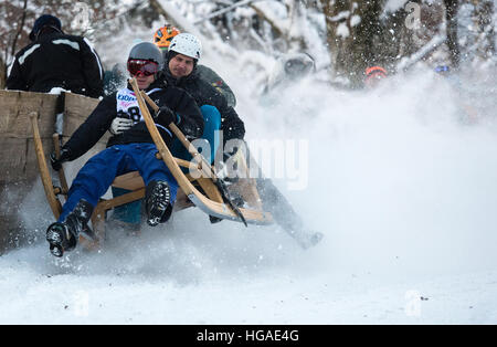 Garmisch-Partenkirchen (Germania). 06 gen 2017. I partecipanti in un tradizionale clacson sled concorrenza correre in una pista a Garmisch-Partenkirchen, in Germania, 06 gennaio 2017. Foto: Matthias esitano di fronte/dpa/Alamy Live News Foto Stock