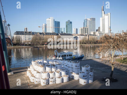 Frankfurt am Main, Germania. Il 6 gennaio, 2017. Grandi sacchi di sabbia impilati uno accanto al fiume in Frankfurt am Main, Germania, 06 gennaio 2017. Una 50-kilo Seconda Guerra Mondiale bomba ritrovata nel fiume è di essere ridimensionato nel mezzo dei sacchi di sabbia di Domenica (08.01.17). Circa 900 appartamenti dovrà essere evacuato in area mentre la bomba viene ridimensionato. Il raggio di sicurezza di circa trecento metri include anche l'arte Staedel Museum e la casa di Liebieg con la sua collezione di sculture. Entrambi i musei restano chiusi la domenica. Credito: dpa picture alliance/Alamy Live News Foto Stock