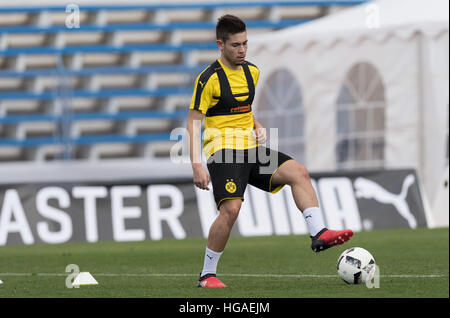 Marbella, Spagna. 06 gen 2017. Il Borussia Dortmund è Raffaello Guerreiro durante una sessione di formazione in Marbella, Spagna, 06 gennaio 2017. Il calcio tedesco club si sta preparando per la seconda metà della Bundesliga stagione nella località spagnola fino al 13.01.17. Foto: Guido Kirchner/dpa/Alamy Live News Foto Stock