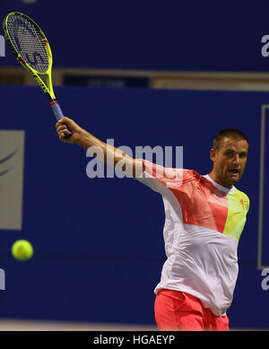 Chennai, India, 6 GEN 2017: Chennai Open: Mikhail YOUZHNY (RUS) gioca un colpo contro il suo avversario Roberto BAUTISTA AGUT a chennai il 6 gennaio 2017. Credito: Seshadri SUKUMAR/Alamy Live News Foto Stock