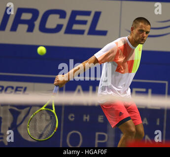 Chennai, India, 6 GEN 2017: Chennai Open: Mikhail YOUZHNY (RUS) gioca un colpo contro il suo avversario Roberto BAUTISTA AGUT (ESP) a chennai il 6 gennaio 2017. Credito: Seshadri SUKUMAR/Alamy Live News Foto Stock