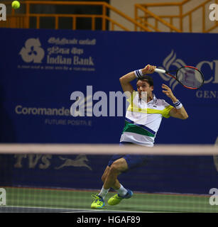 Chennai, India, 6 GEN 2017: Chennai Open: Roberto BAUTISTA AGUT (ESP) gioca un colpo contro Mikhail YOUZHNY (RUS) a chennai il 6 gennaio 2017. Credito: Seshadri SUKUMAR/Alamy Live News Foto Stock