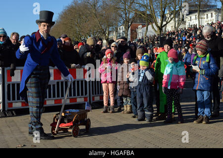 Bremen, Germania. 06 gen 2017. Scommettere maestro Pietro Luechinger a Bremen, Germania, 06 gennaio 2017. La città di Brema tiene annualmente un scommettere se il fiume saranno congelati su tre re's Day (06.01). Il perdente deve donare la somma puntellato per la Società tedesca per il salvataggio dei naufraghi (DGzRS). Foto: Michael Bahlo/dpa/Alamy Live News Foto Stock