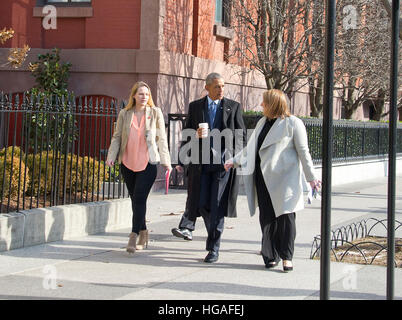 Washington, DC, Stati Uniti d'America. Il 6 gennaio, 2017. Il Presidente degli Stati Uniti Barack Obama cammina sul marciapiede in Pennsylvania Avenue a Blair House per essere intervistato sul Vox in Washington, DC il Venerdì, 6 gennaio 2017. Credito: MediaPunch Inc/Alamy Live News Foto Stock