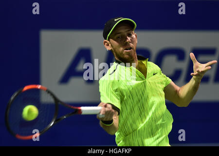 Chennai, India. Il 6 gennaio, 2017. Dudi Sela di Israele restituisce la palla a A. Ramos-Vinolas di Spagna durante i quarti di finale per ATP Chennai Open 2017 a Chennai il 6 gennaio 2017. Sela sconfigge Ramos (7-5, 6-4). © RS KUMAR KUMAR/Alamy Live News Foto Stock