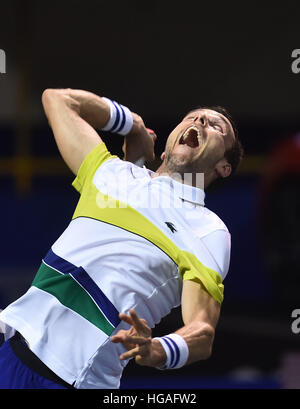 Chennai, India. Il 6 gennaio, 2017. Roberto Bautista Agut della Spagna in azione contro Mikhail YOUZHNY della Russia durante il loro quarto di finale di partita ad ATP Chennai Open 2017 a Chennai il 6 gennaio 2017. Agut sconfigge Youzhny (2-6, 6-4, 6-4). © RS KUMAR KUMAR/Alamy Live News Foto Stock