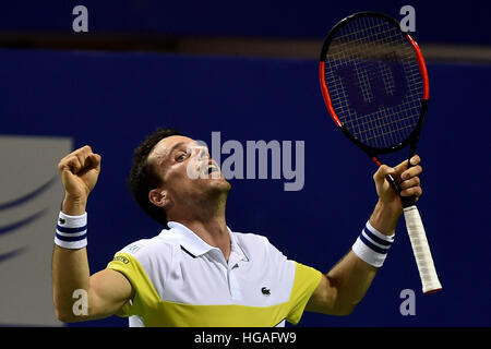 Chennai, India. Il 6 gennaio, 2017. Roberto Bautista Agut di Spagna celebra dopo la vittoria ai quarti di finale contro Mikhail YOUZHNY della Russia in ATP Chennai Open 2017 a Chennai il 6 gennaio 2017. Agut sconfigge Youzhny (2-6, 6-4, 6-4). © RS KUMAR KUMAR/Alamy Live News Foto Stock