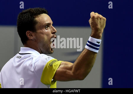 Chennai, India. Il 6 gennaio, 2017. Roberto Bautista Agut di Spagna celebra dopo la vittoria ai quarti di finale contro Mikhail YOUZHNY della Russia in ATP Chennai Open 2017 a Chennai il 6 gennaio 2017. Agut sconfigge Youzhny (2-6, 6-4, 6-4). © RS KUMAR KUMAR/Alamy Live News Foto Stock