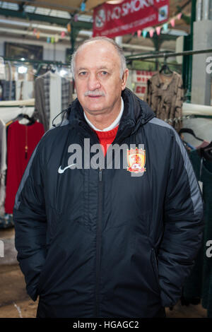 Belfast, Irlanda. 06 gen 2017. St Georges mercato, Belfast. 6 gennaio, 2017. Coppa del Mondo FIFA Manager vincitore Luiz Felipe Scolari è stata a Belfast © Bonzo Alamy/Live News Foto Stock