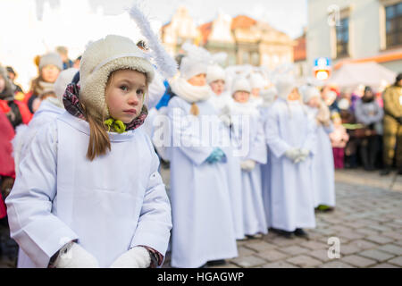 Poznan, Polonia. 6 gennaio, 2017. Epifania vacanza nella religione cristiana - la tradizionale processione, la ricostruzione della visita dei Magi al Bambino Gesù - chiamato anche la processione dei tre re © Wojciech Kozielczyk/Alamy Live News Foto Stock