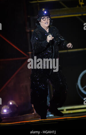 Milano Italia. 06 gennaio 2017. Il cantante pop italiana-cantautore Renato Zero si esibisce dal vivo sul palco al Mediolanum Forum durante il "Alt In Tour 2016-2017' Credit: Rodolfo Sassano/Alamy Live News Foto Stock