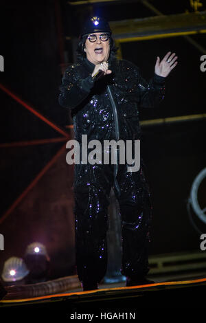 Milano Italia. 06 gennaio 2017. Il cantante pop italiana-cantautore Renato Zero si esibisce dal vivo sul palco al Mediolanum Forum durante il "Alt In Tour 2016-2017' Credit: Rodolfo Sassano/Alamy Live News Foto Stock