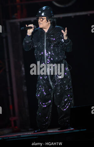 Milano Italia. 06 gennaio 2017. Il cantante pop italiana-cantautore Renato Zero si esibisce dal vivo sul palco al Mediolanum Forum durante il "Alt In Tour 2016-2017' Credit: Rodolfo Sassano/Alamy Live News Foto Stock