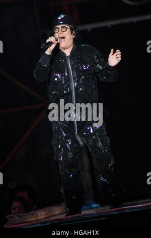 Milano Italia. 06 gennaio 2017. Il cantante pop italiana-cantautore Renato Zero si esibisce dal vivo sul palco al Mediolanum Forum durante il "Alt In Tour 2016-2017' Credit: Rodolfo Sassano/Alamy Live News Foto Stock