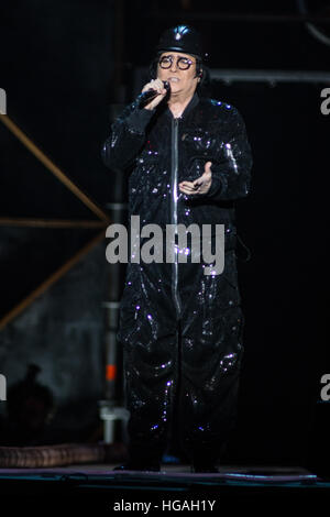 Milano Italia. 06 gennaio 2017. Il cantante pop italiana-cantautore Renato Zero si esibisce dal vivo sul palco al Mediolanum Forum durante il "Alt In Tour 2016-2017' Credit: Rodolfo Sassano/Alamy Live News Foto Stock