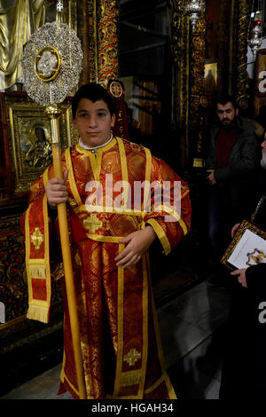 Betlemme, Palestina. 7 gennaio 2017: Natale Ortodosso La Messa di Mezzanotte nella Chiesa della Natività di Betlemme © Ognjen Stevanovic/Alamy Live News Foto Stock