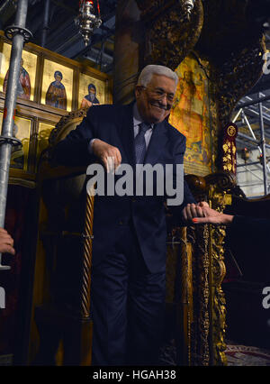 Betlemme, Palestina. 7 gennaio 2017: il Presidente Palestinese, Mahmoud Abbas al Natale Ortodosso La Messa di Mezzanotte nella Chiesa della Natività di Betlemme © Ognjen Stevanovic/Alamy Live News Foto Stock