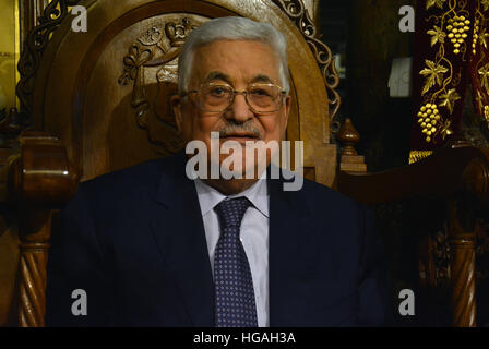 Betlemme, Palestina. 7 gennaio 2017: il Presidente Palestinese, Mahmoud Abbas al Natale Ortodosso La Messa di Mezzanotte nella Chiesa della Natività di Betlemme © Ognjen Stevanovic/Alamy Live News Foto Stock