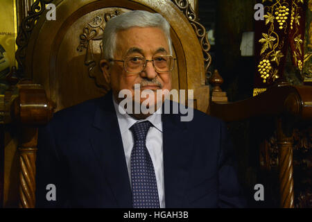 Betlemme, Palestina. 7 gennaio 2017: il Presidente Palestinese, Mahmoud Abbas al Natale Ortodosso La Messa di Mezzanotte nella Chiesa della Natività di Betlemme © Ognjen Stevanovic/Alamy Live News Foto Stock