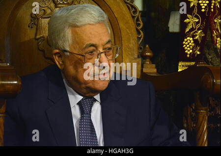 Betlemme, Palestina. 7 gennaio 2017: il Presidente Palestinese, Mahmoud Abbas al Natale Ortodosso La Messa di Mezzanotte nella Chiesa della Natività di Betlemme © Ognjen Stevanovic/Alamy Live News Foto Stock