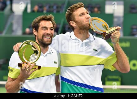 Doha. Il 6 gennaio, 2017. Fabrice Martin (R) e Jeremy Cardy di Francia detengono i loro trofei dopo i loro uomini doppio match finale contro Vasek Pospisil del Canada e di Radek STEPANEK: risultati nei della Repubblica ceca al Khalifa International Tennis Complex di Doha, capitale del Qatar il 6 gennaio 2017. Jeremy Chardy e Fabrice Martin rivendicato il titolo con 2-0. © Nikku/Xinhua/Alamy Live News Foto Stock