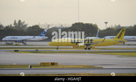 Fort Lauderdale FL, Stati Uniti d'America. 06 gen 2017. Piani sedersi su asfalto al Ft Lauderdale Airport dove vi è stata una prima riprese su Gennaio 6, 2017 a Fort Lauderdale, Florida. © Mpi04/media/punzone Alamy Live News Foto Stock