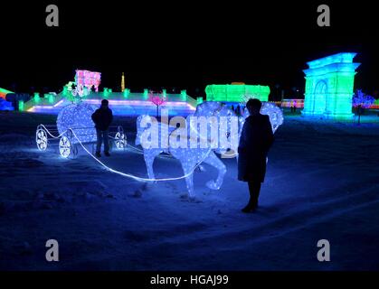 Baotou, la Cina della Mongolia Interna Regione Autonoma. Il 6 gennaio, 2017. Turisti visitano il ghiaccio e neve Lanterna Fair di Baotou Città, a nord della Cina di Mongolia Interna Regione Autonoma, Gennaio 6, 2017. © Jia Lijun/Xinhua/Alamy Live News Foto Stock