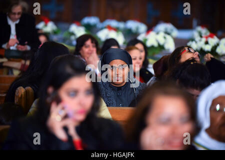 Il Cairo, Egitto. Il 6 gennaio, 2017. Egyptian cristiani copti frequentare le celebrazioni di Natale presso la Basilica di San Marco copti ortodossi cattedrale nel quartiere Abbassia del Cairo del 6 gennaio 2017 © Sayed Amr/immagini APA/ZUMA filo/Alamy Live News Foto Stock