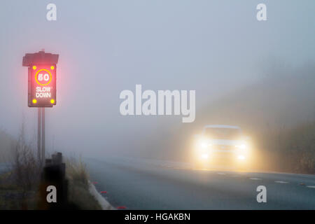 Pesante velatura, Southport, Merseyside Regno Unito meteo: 7° gennaio 2016. Pesanti condizioni di nebbia causava scarsa visibilità lungo la strada costiera a Southport, Merseyside. La pioggia caduta nella notte e nebbia spessa questa mattina ha causato ai conducenti di prestare la massima attenzione in questi guida pericolosa 50mph condizioni. Credito: Cernan Elias/Alamy Live News Foto Stock