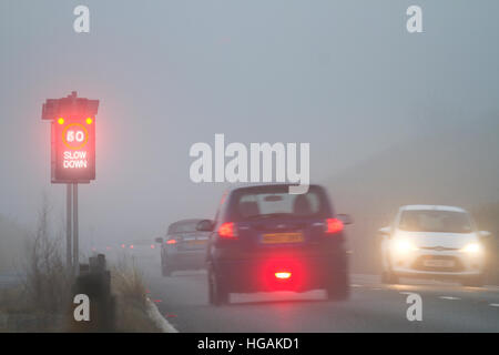 Pesante velatura, Southport, Merseyside Regno Unito meteo: 7° gennaio 2016. Pesanti condizioni di nebbia causava scarsa visibilità lungo la strada costiera a Southport, Merseyside. La pioggia caduta nella notte e nebbia spessa questa mattina ha causato ai conducenti di prestare particolare attenzione a queste pericolose condizioni di guida. Credito: Cernan Elias/Alamy Live News Foto Stock