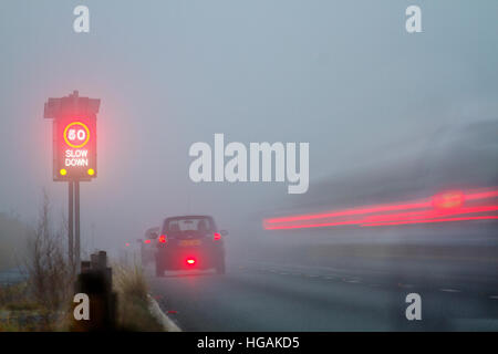 Segnaletica stradale illuminata a 50 km/h in Heavy Fog, Southport, Merseyside, Regno Unito tempo: Gennaio 2016. Scarsa visibilità per i conducenti lungo la strada costiera a Southport, Merseyside. La pioggia notturna e la fitta nebbia di questa mattina hanno portato i conducenti a prestare particolare attenzione in queste condizioni di guida pericolose. Meteo Regno Unito: Gennaio 2016. Foto Stock