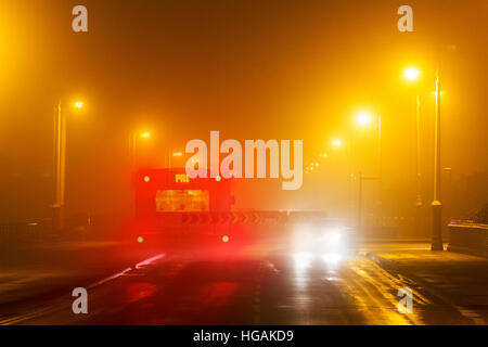 Pesante velatura, Southport, Merseyside Regno Unito meteo: 7° gennaio 2016. Pesanti condizioni di nebbia causava scarsa visibilità lungo la strada costiera a Southport, Merseyside. La pioggia caduta nella notte e nebbia spessa questa mattina ha causato ai conducenti di prestare particolare attenzione a queste pericolose condizioni di guida. Credito: Cernan Elias/Alamy Live News Foto Stock