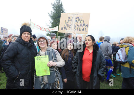 Rochdale, Lancashire, Regno Unito. Il 7 gennaio, 2017. Centinaia di raccogliere sulla cintura verde terra per protestare contro il peel Holdings piani per costruire case vi, Bamford, Rochdale, 7 gennaio, 2017 © Barbara Cook/Alamy Live News Foto Stock