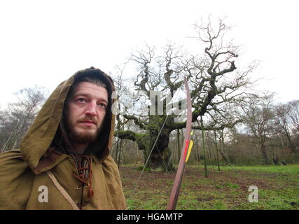 La Foresta di Sherwood, Nottinghamshire, Regno Unito. Il 7 gennaio 2017. Anti-fracking dimostratore, Tobias nord, 33, da Nottingham vestito come leggendario fuorilegge Robin Hood in posa per una fotografia dall'iconico grande quercia a una protesta contro la potenziale fracking nella Foresta di Sherwood, Nottinghamshire dopo gli Amici della Terra hanno rivelato chemicals ditta INEOS è quello di effettuare l'imaging sismico indagini in questo antico bosco. Gli attivisti verdi paura sondaggi potrebbe comportare per la ricerca di gas di scisto. INEOS Shale dice che non è fracking nella Foresta di Sherwood. Credito: Deborah Vernon/Alamy Live News Foto Stock