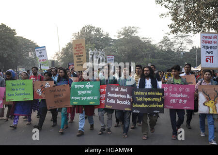 Dacca in Bangladesh. Il 7 gennaio, 2017. Gennaio 07 Dhaka, attivisti Bangladesh-Environmental protesta contro la Rampal impianto alimentato a carbone progetto vicino la Sundarbans, a Dhaka il 7 gennaio 2017. A livello globale le organizzazioni ambientali hanno spinto le autorità del Bangladesh a respingere la Rampal impianto alimentato a carbone progetto al fine di proteggere la Sundarbans, il più grande del mondo la foresta di mangrovie e anche la casa al mondo solo la popolazione di foresta di mangrovie tigri. © Monirul Alam © Monirul Alam/ZUMA filo/Alamy Live News Foto Stock