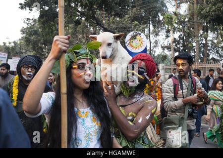 Dacca in Bangladesh. Il 7 gennaio, 2017. Gennaio 07 Dhaka, attivisti Bangladesh-Environmental protesta contro la Rampal impianto alimentato a carbone progetto vicino la Sundarbans, a Dhaka il 7 gennaio 2017. A livello globale le organizzazioni ambientali hanno spinto le autorità del Bangladesh a respingere la Rampal impianto alimentato a carbone progetto al fine di proteggere la Sundarbans, il più grande del mondo la foresta di mangrovie e anche la casa al mondo solo la popolazione di foresta di mangrovie tigri. © Monirul Alam © Monirul Alam/ZUMA filo/Alamy Live News Foto Stock