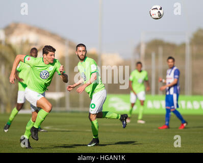 Murcia, Spagna. Il 7 gennaio, 2017. Wolfsburg è Mario Gomez (l) e Yunus Maldi (r) in azione durante il soccer amichevole tra VfL Wolfsburg e SC Heerenveen in Murcia, Spagna, 7 gennaio 2017. Foto: Pascu Mendez/dpa/Alamy Live News Foto Stock